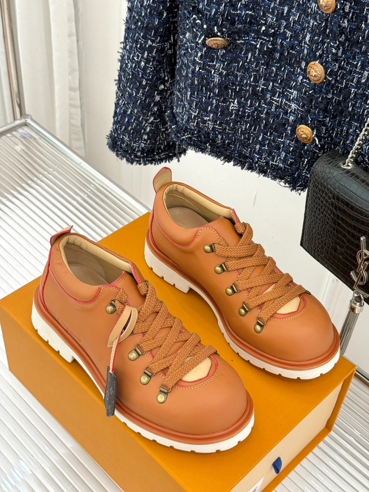 P720 LV Remix derby 25WF new product, the top version of couple's derby shoes, uses classic as the base color to reshape the fashion style✨ Various colors break the monotony. Black is cool, brown is retro, pink is sweet, and blue is fresh. Suitable for different styles of wear🎨 The delicate leather fits the foot shape and the shoelace details hide ingenuity. It is a fashion symbol of walking and steps on the forefront of the trend every step of the way. Start your own style journey🚶‍♀️ The fabric is made of first-layer cowhide, the inner pads are all sheepskin, the original molded custom TPU non-slip outsole size: Female: 35-41 (40/41 customized) Male: 39-46 (45/46 customized)